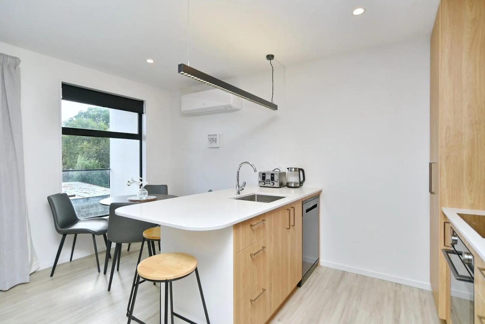 Modern Comfort 2Br Townhouse Near Cbd - Christchurch Holiday Homes