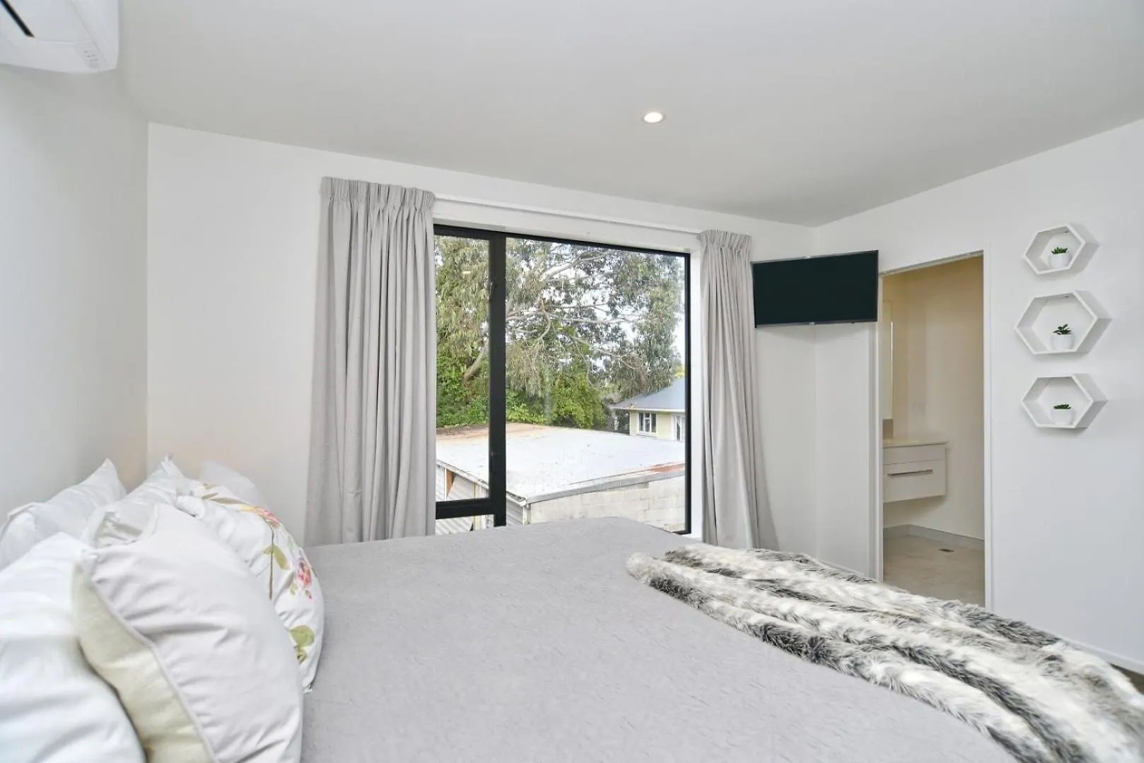 Modern Comfort 2Br Townhouse Near Cbd - Christchurch Holiday Homes