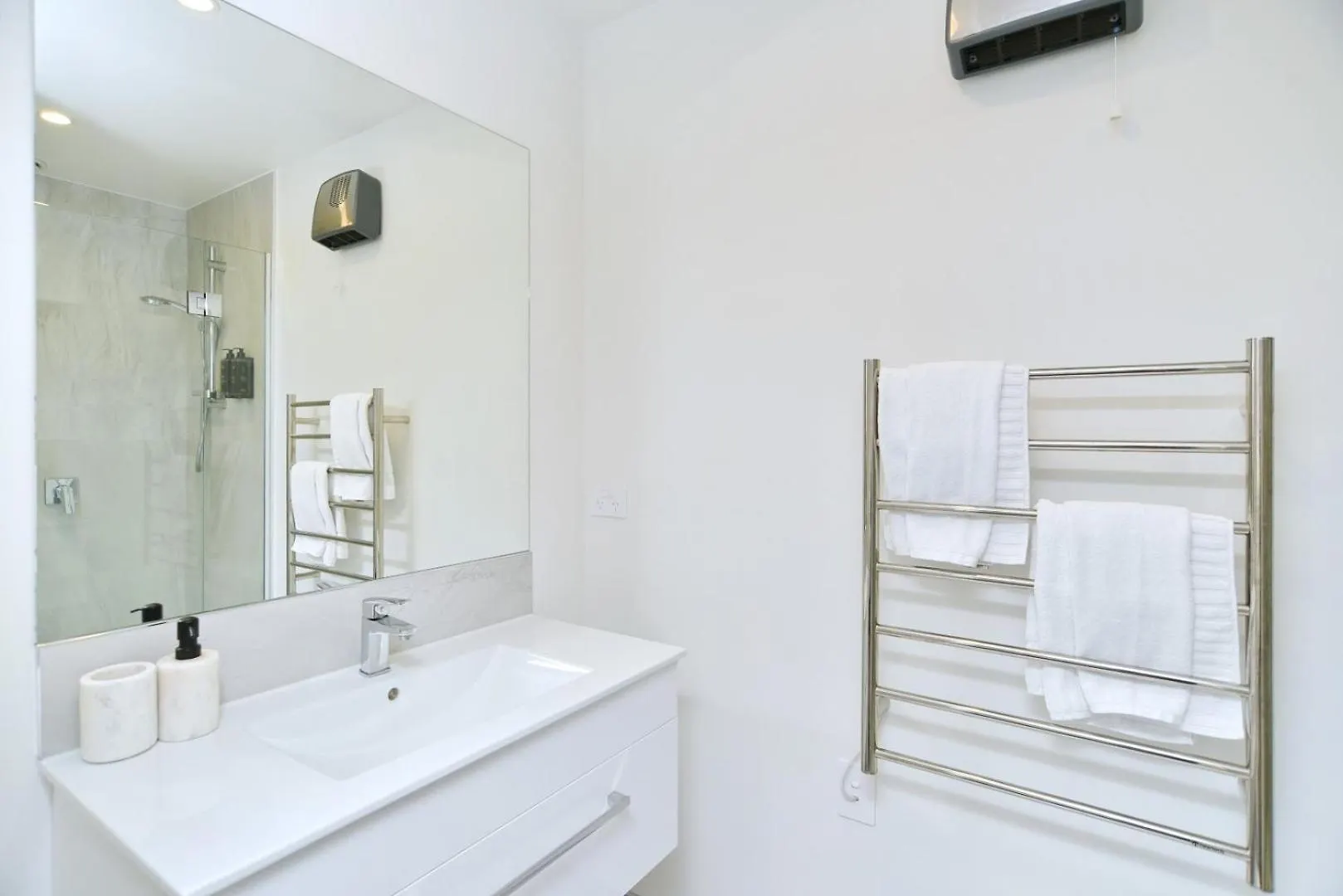 Modern Comfort 2Br Townhouse Near Cbd - Christchurch Holiday Homes